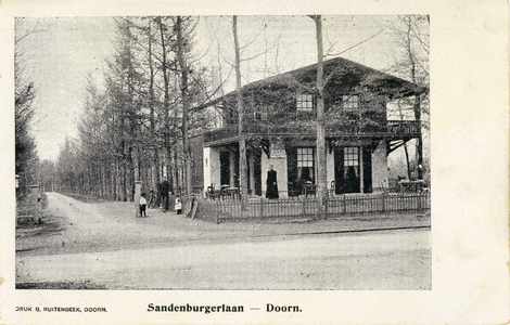 9232 Gezicht in de Sandenburgerlaan bij Doorn uit het noorden, met rechts de voorzijde van het restaurant Het Wapen van ...